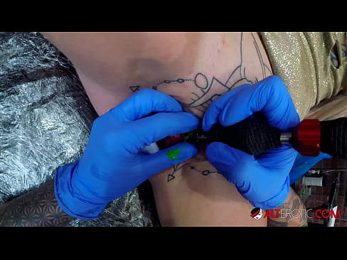 ❤️ Estremamente tatuato hottie Sully Savage ottenuto un tatuaggio sul suo clitoride ❤❌ Pornoal it.porno24-7.ru ❌❤